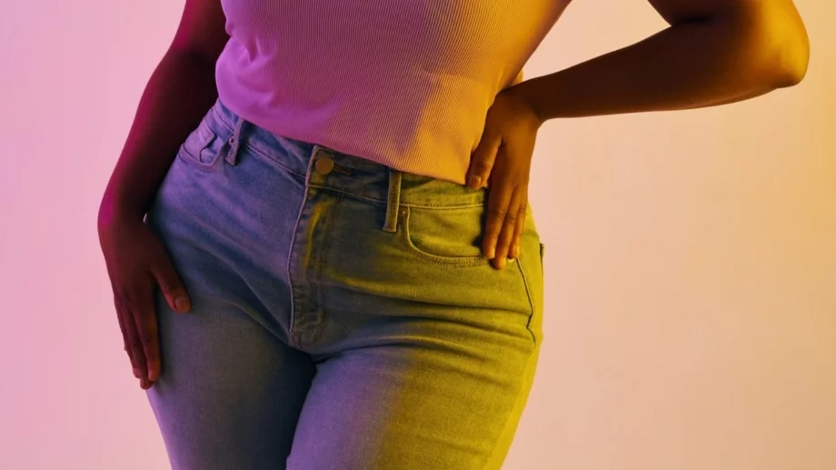 Aqui estão os melhores jeans plus size